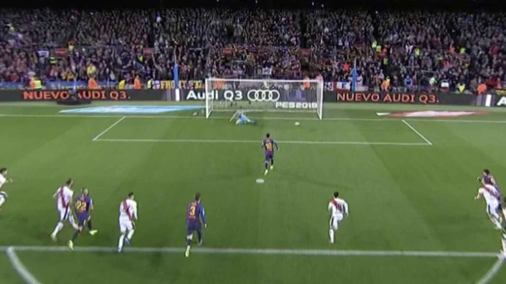 Leo Messi marca desde los once metros ante el Rayo. Foto: Twitter (@elchiringuitotv)