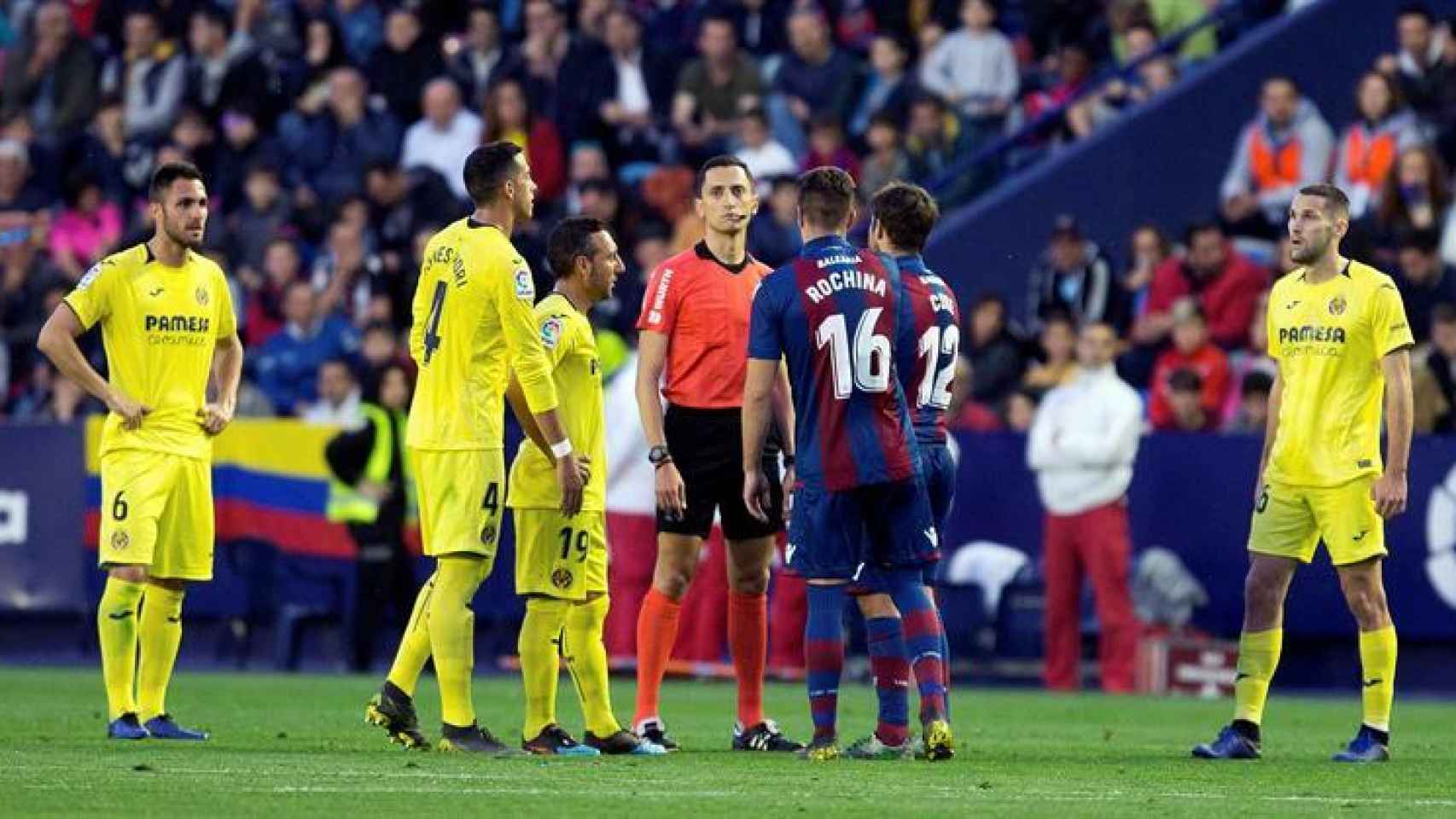 Los jugadores del Villareal y del Levante hablan con el árbitro