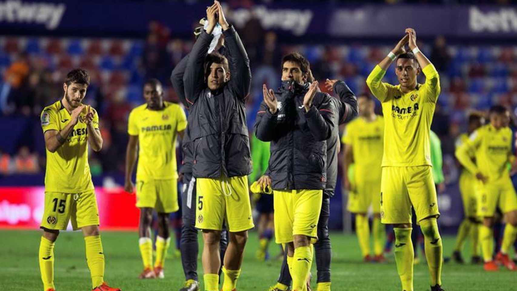Los jugadores del Villarreal celebran la victoria ante el Levante