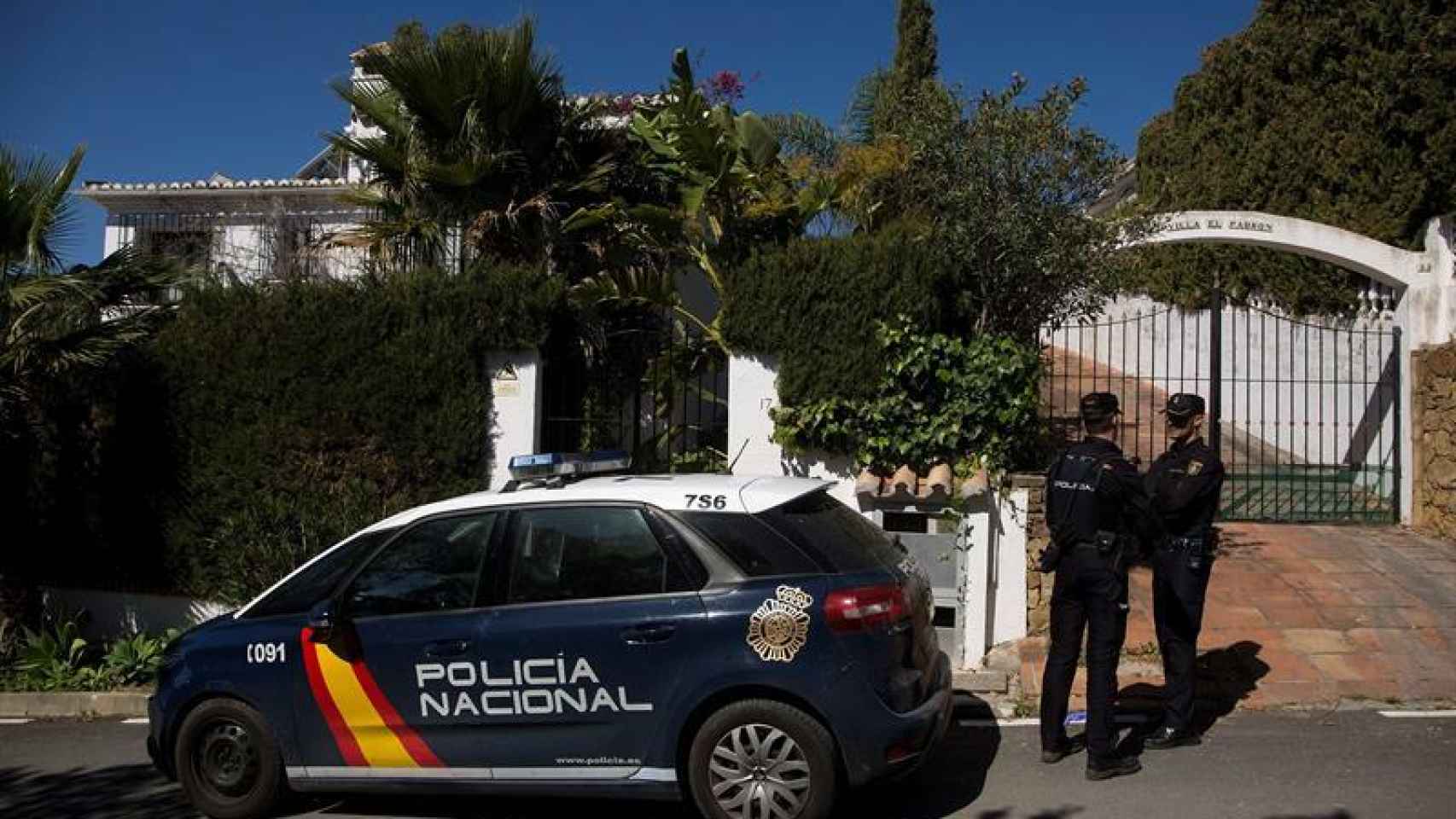 La Policía, en la casa de Gloria, asesinada en Estepona (Málaga).