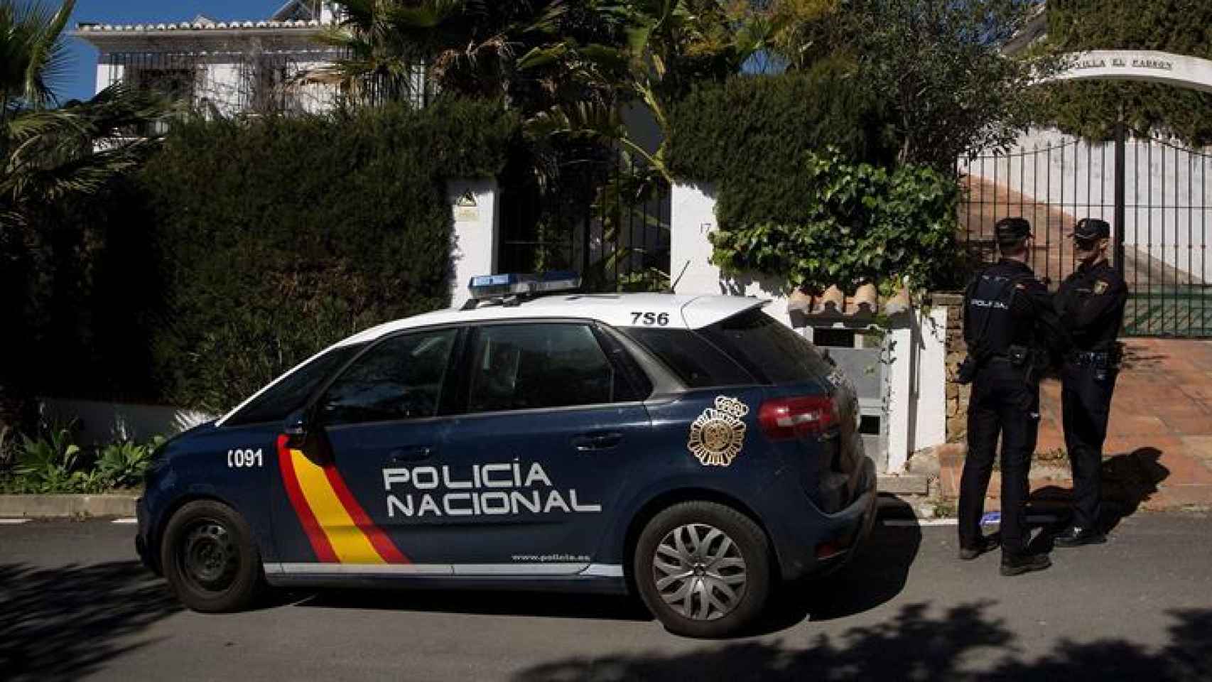 La Policía, en la casa de Gloria, asesinada en Estepona (Málaga).
