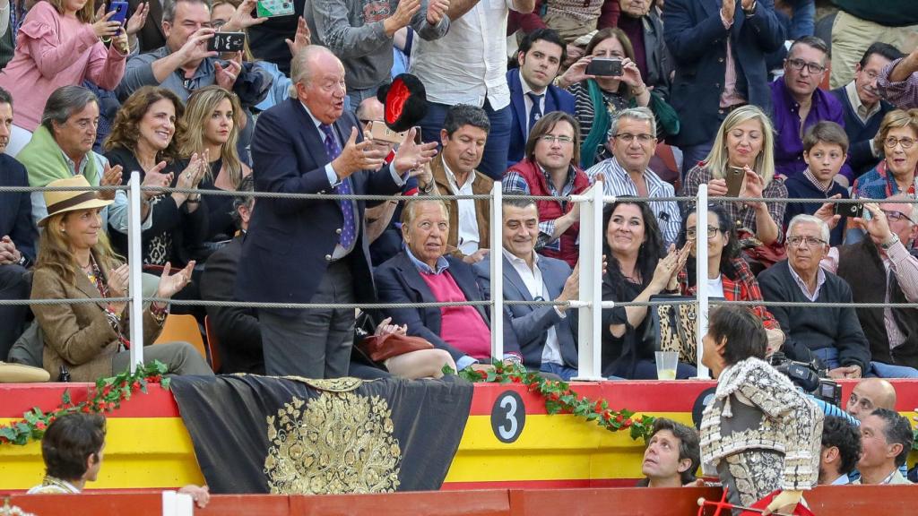 La infanta Elena y el rey Juan Carlos I en pie en Illescas.