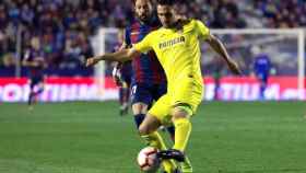 Morales pelea un balón con Víctor Ruíz en el Levante - Villarreal