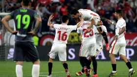 Los jugadores del Sevilla celebran uno de los goles