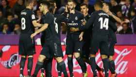Los jugadores del Real Madrid celebran el gol de Benzema ante el Valladolid