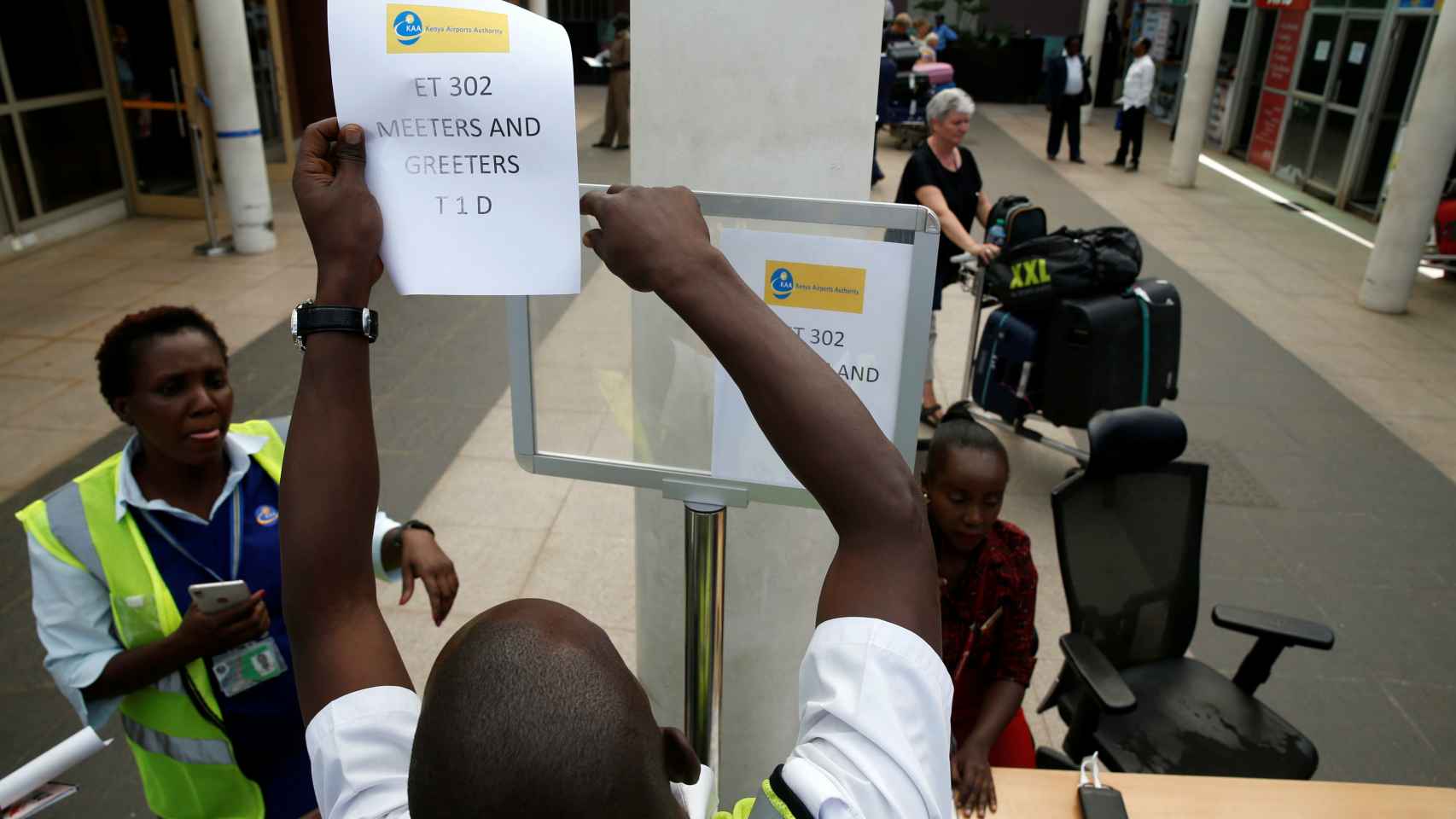 Operarios del aeropuerto de Nairobi organizan la atención a los familiares de los pasajeros muertos.