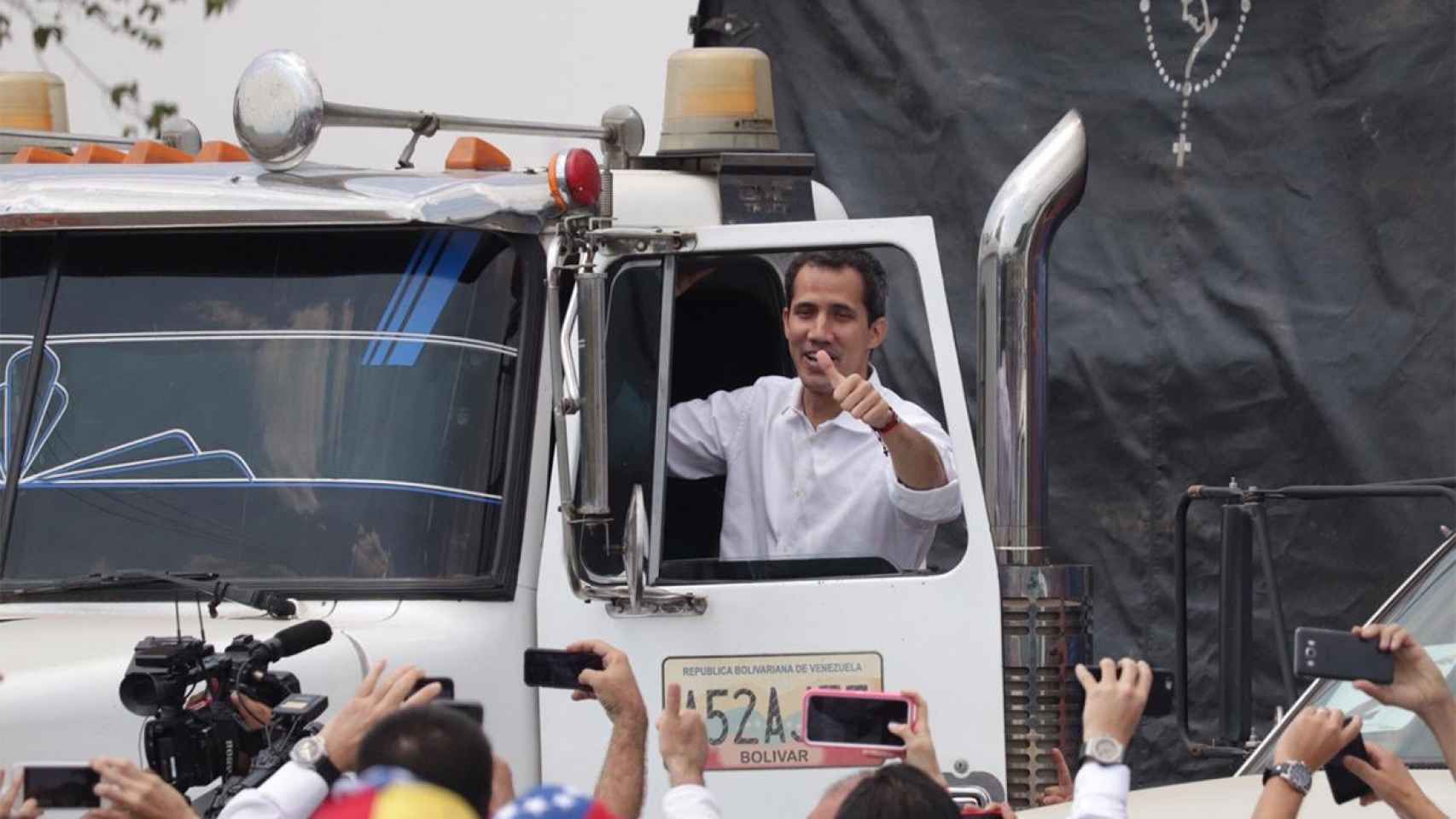 Juan Guaidó, subido a un camión de ayuda humanitaria en Cúcuta.
