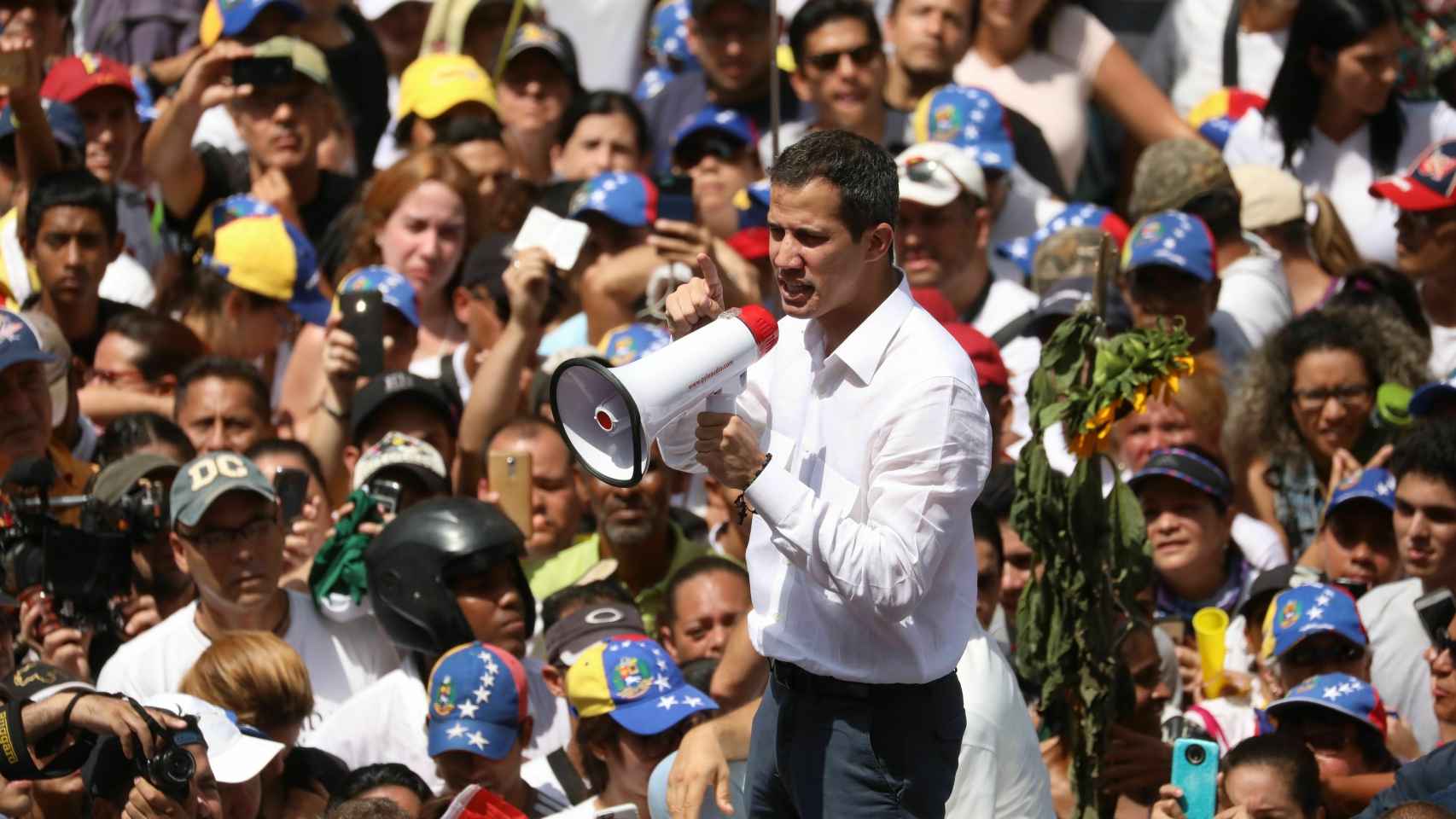 Guaidó habla a sus simpatizantes durante la manifestación de este sábado en Caracas