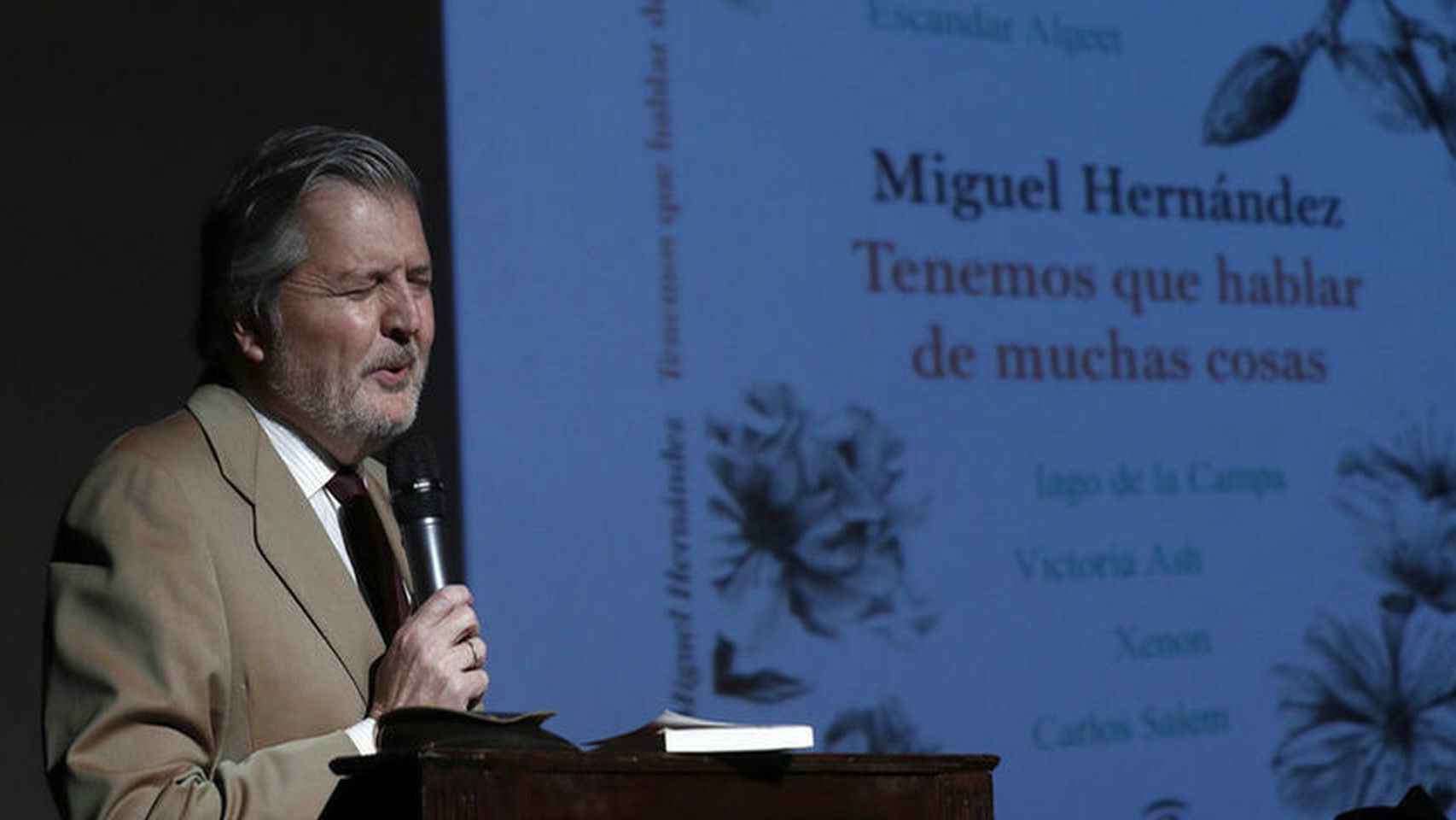 Méndez de Vigo recitando  a Miguel Hernández.