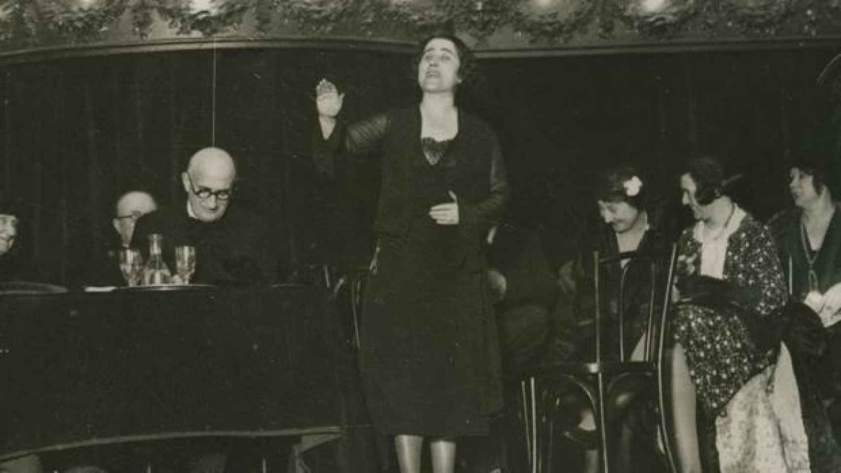 Mitin de Clara Campoamor en París en febrero de 1932.