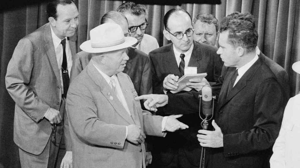 Jruhschov y Nixon en 1959 durante el conocido como 'debate de cocina'.