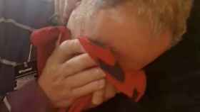 El padre de Mai Garde llora emocionado con el regalo de su hija futbolista