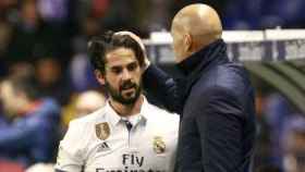 Zidane saluda a Isco durante la anterior etapa del técnico en el Real Madrid