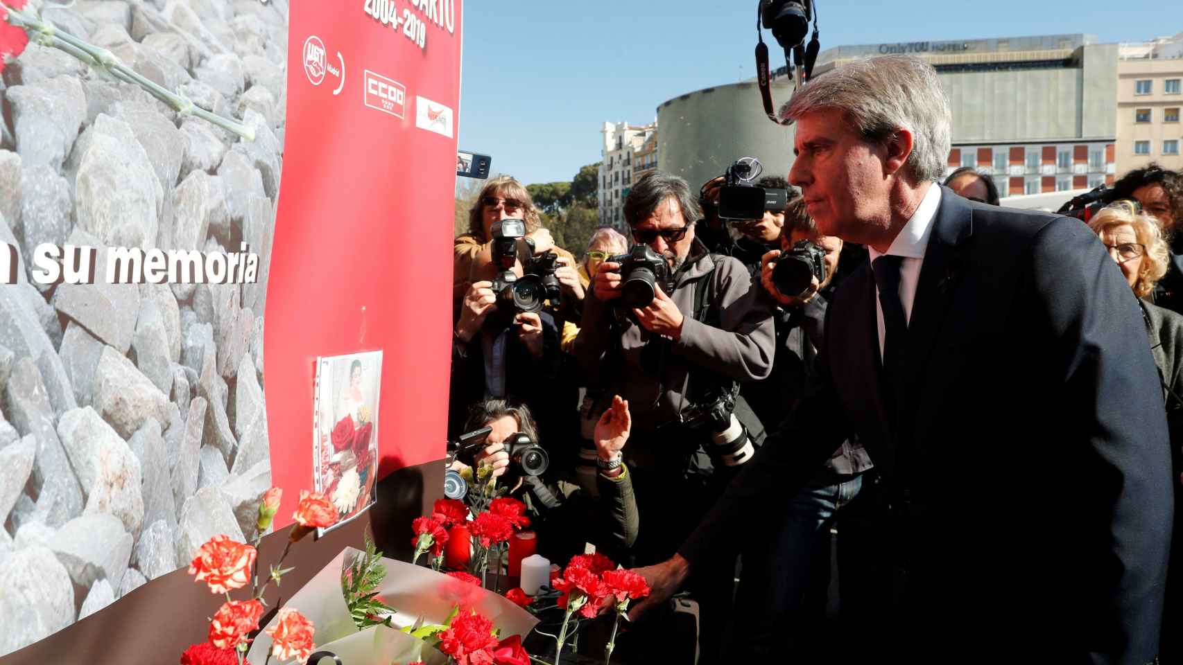 Ángel Garrido, presidente de la Comunidad de Madrid, durante el acto de homenaje en la estación de Atocha.