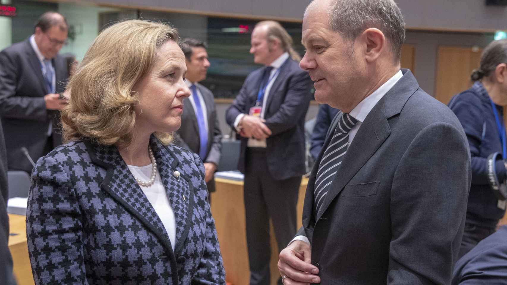 La ministra Calviño dialoga con su homólogo alemán durante el Eurogrupo