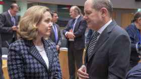 La ministra Calviño dialoga con su homólogo alemán durante el Eurogrupo