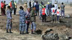 Equipos de rescate y auxilio entre los restos del avión en Etiopía.