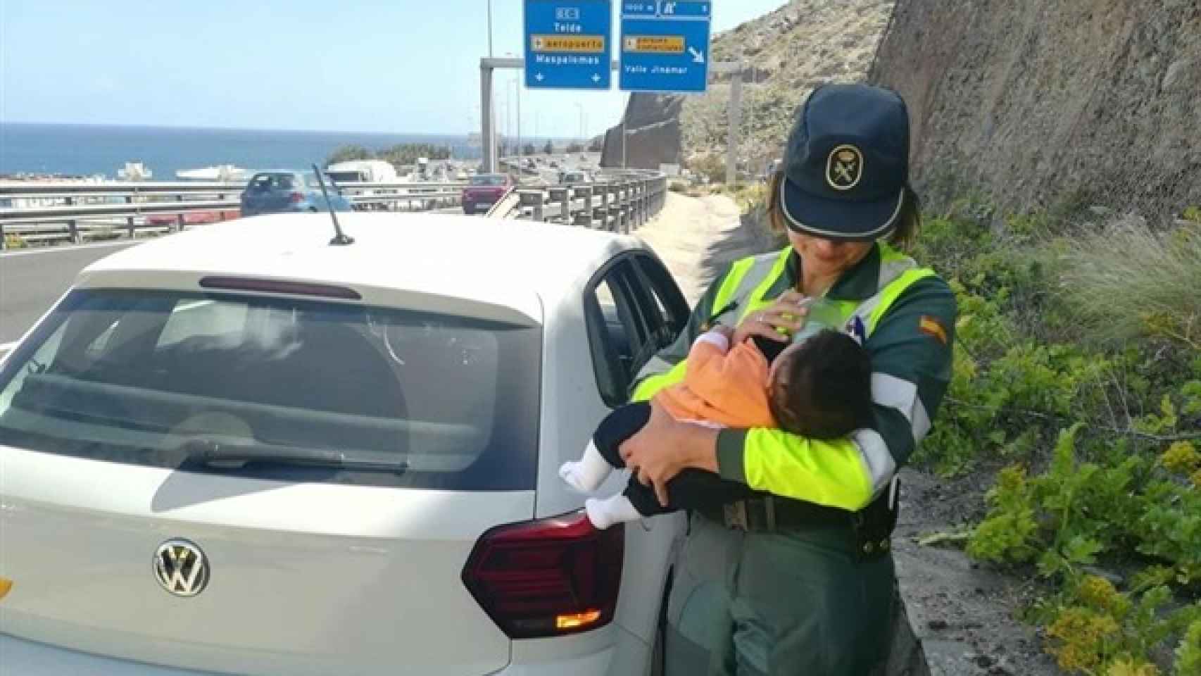 La agente de la Guardia Civil cuidando al bebé