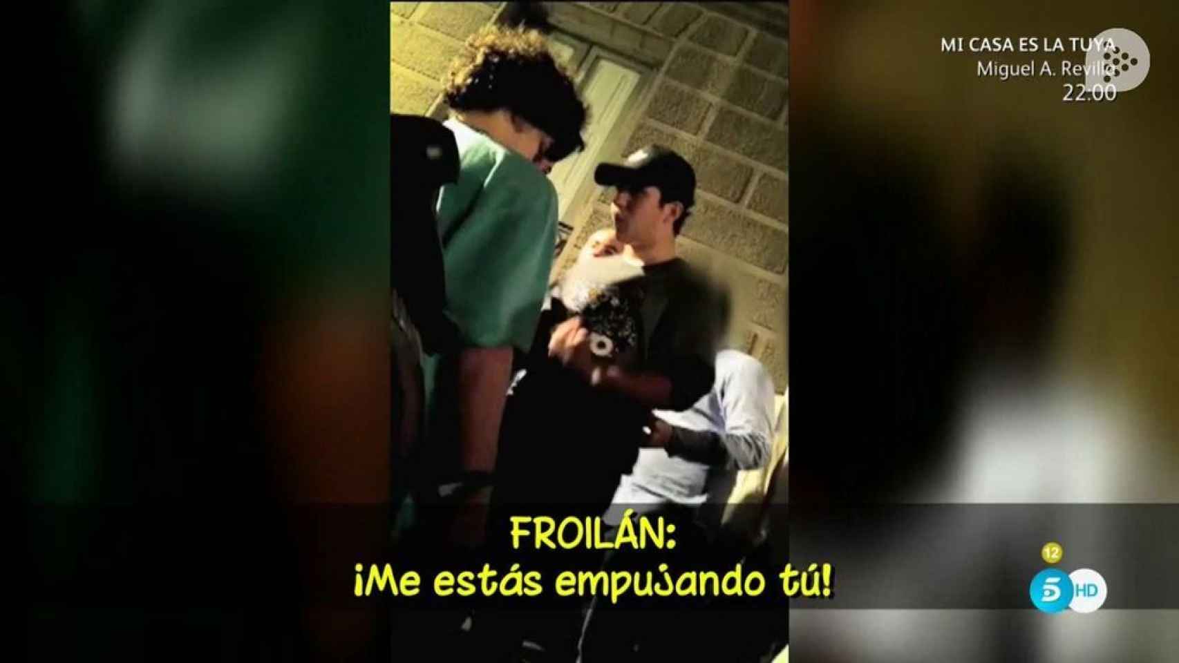 Froilán enfrentándose a un joven a las puertas del Teatro Barceló en Madrid.