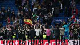 Los jugadores del Ajax celebran la victoria con sus aficionados