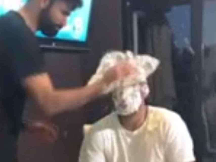 Diego Costa le estampa nata en la cara a su amigo