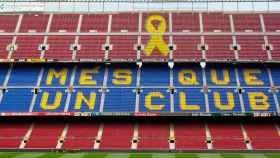 El Camp Nou con el lazo amarillo en sus gradas. Foto: mesqueunllac.cat