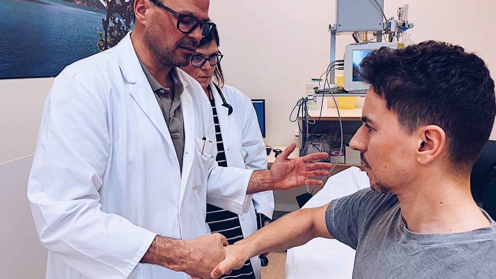 Jorge Lorenzo, pasando reconocimiento médico. Foto: Twitter (@lorenzo99)