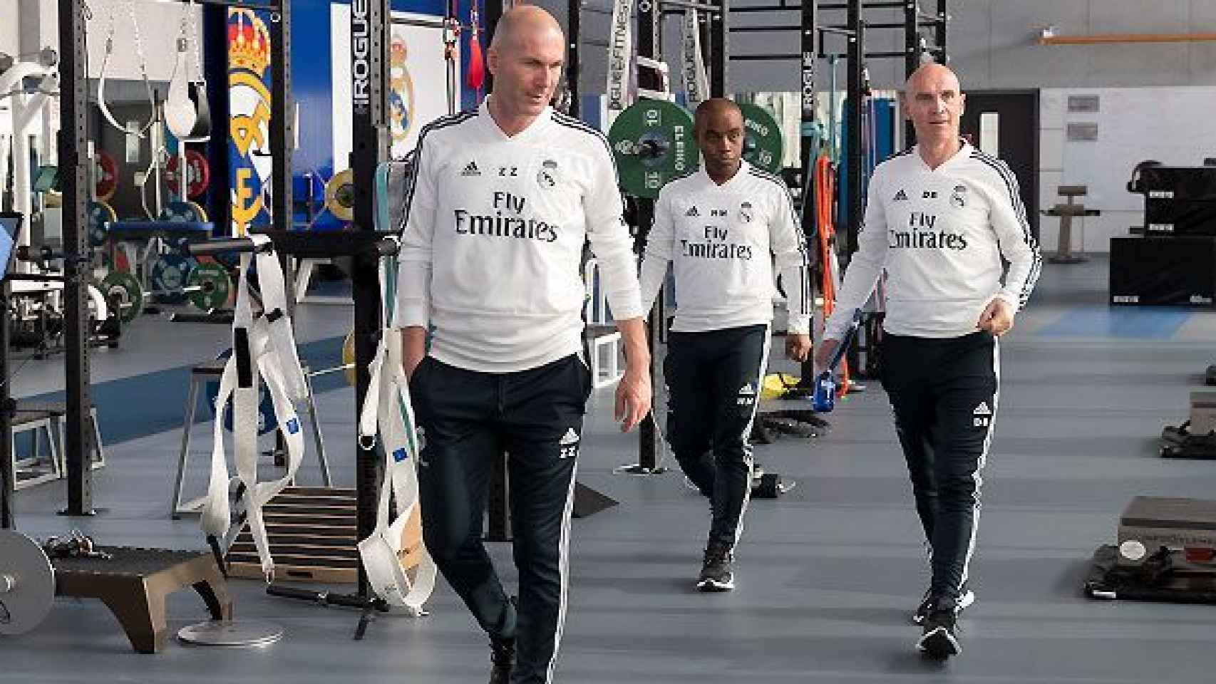 Zidane, junto a Bettoni y a Hamidou Msaidie, en la Ciudad Real Madrid