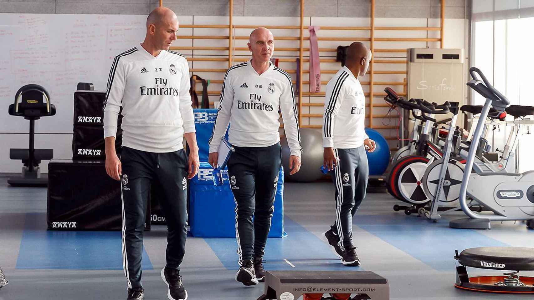 Zidane, junto a Bettoni y Hamidou Msaidie, en la Ciudad Real Madrid