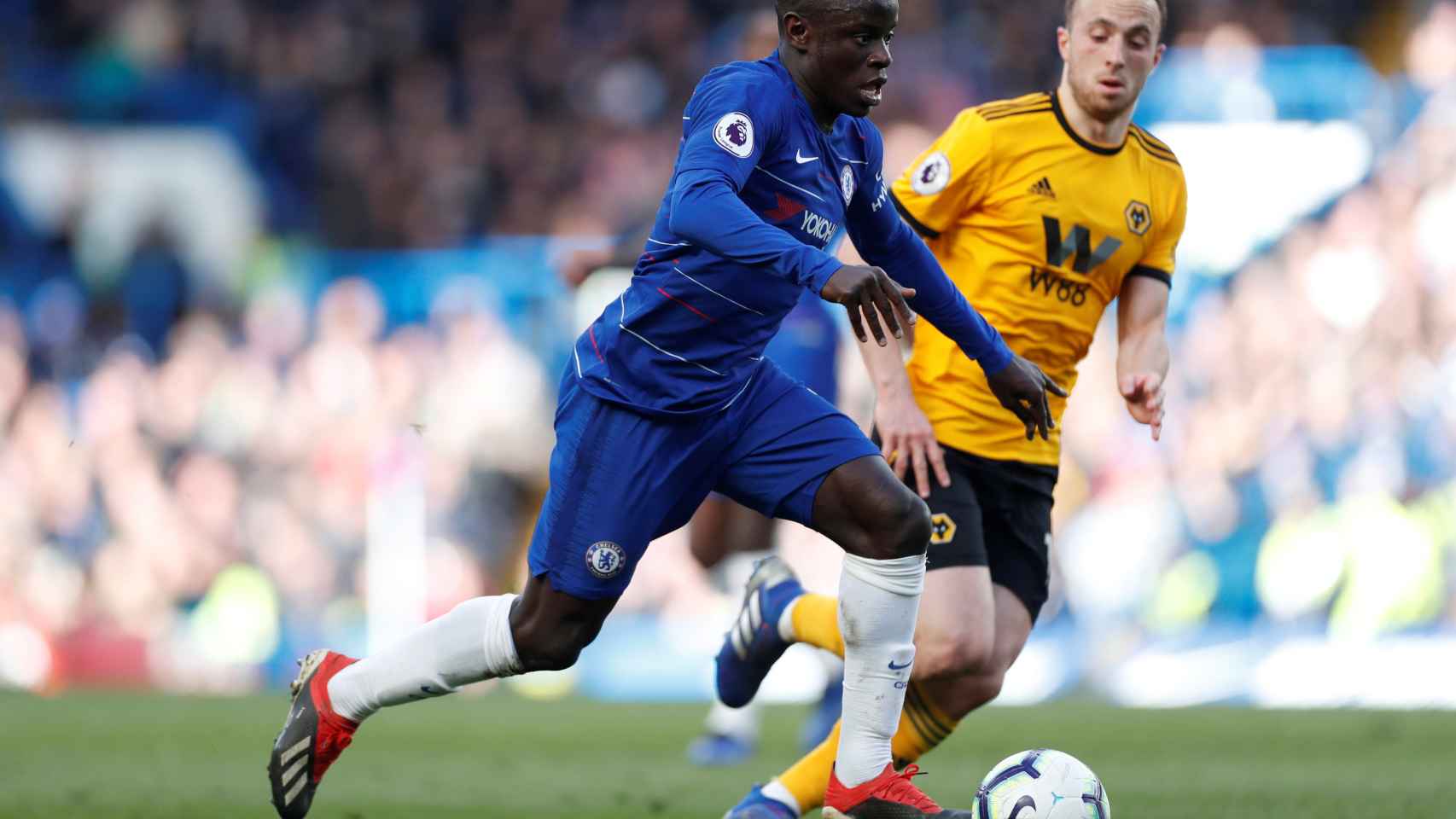 Kanté maneja el balón ante Diogo Jota en el Chelsea - Wolverhampton de la Premier League