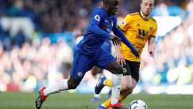 Kanté maneja el balón ante Diogo Jota en el Chelsea - Wolverhampton de la Premier League