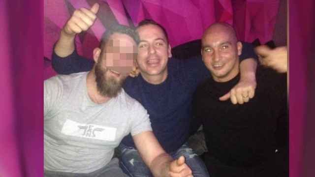 La imagen de WhatsApp en la que aparece Joshua -en el centro- junto a Andrés Ismael -a la derecha- su presunto asesino.