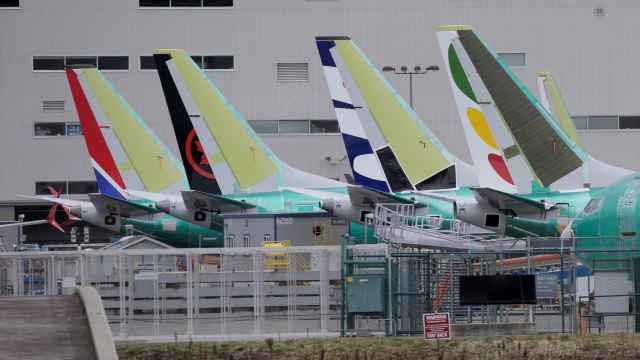 Aviones 737 MAX de distintas aerolíneas en fase de fabricación en una planta de Boeing.