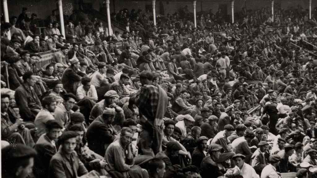 Los prisioneros abarrotan el campo de concentración habilitado en la plaza de toros de Santander.