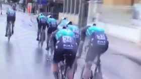 Terrible caída en el Tirreno Adriático: un hombre cruza sin mirar y tira a dos ciclistas