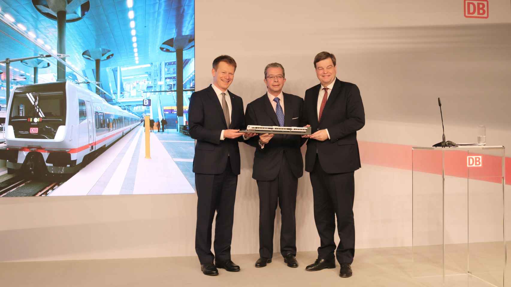 De izquierda a derecha: Richard Lutz (CEO de Deutsche Bahn), José María Oriol (CEO de Talgo) y Enak Ferlemann, Secretario de Estado Parlamentario del Ministerio Federal de Transporte.