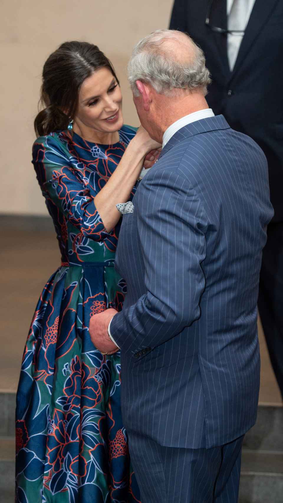 El príncipe Carlos de Inglaterra saluda a la reina Letizia en Londres.