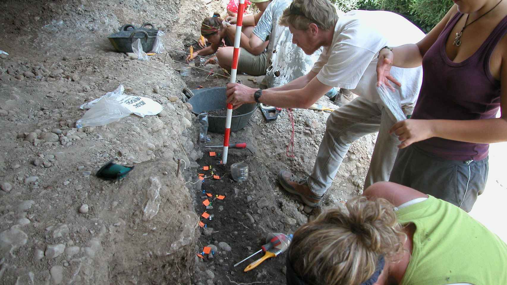 Excavación en Balma Guilanyà. CELL PRESS