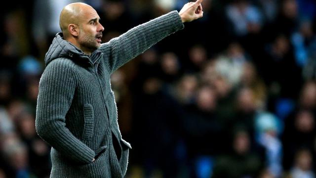 Pep Guardiola, dirigiendo al Manchester City ante el Schalke 04 en Champions League