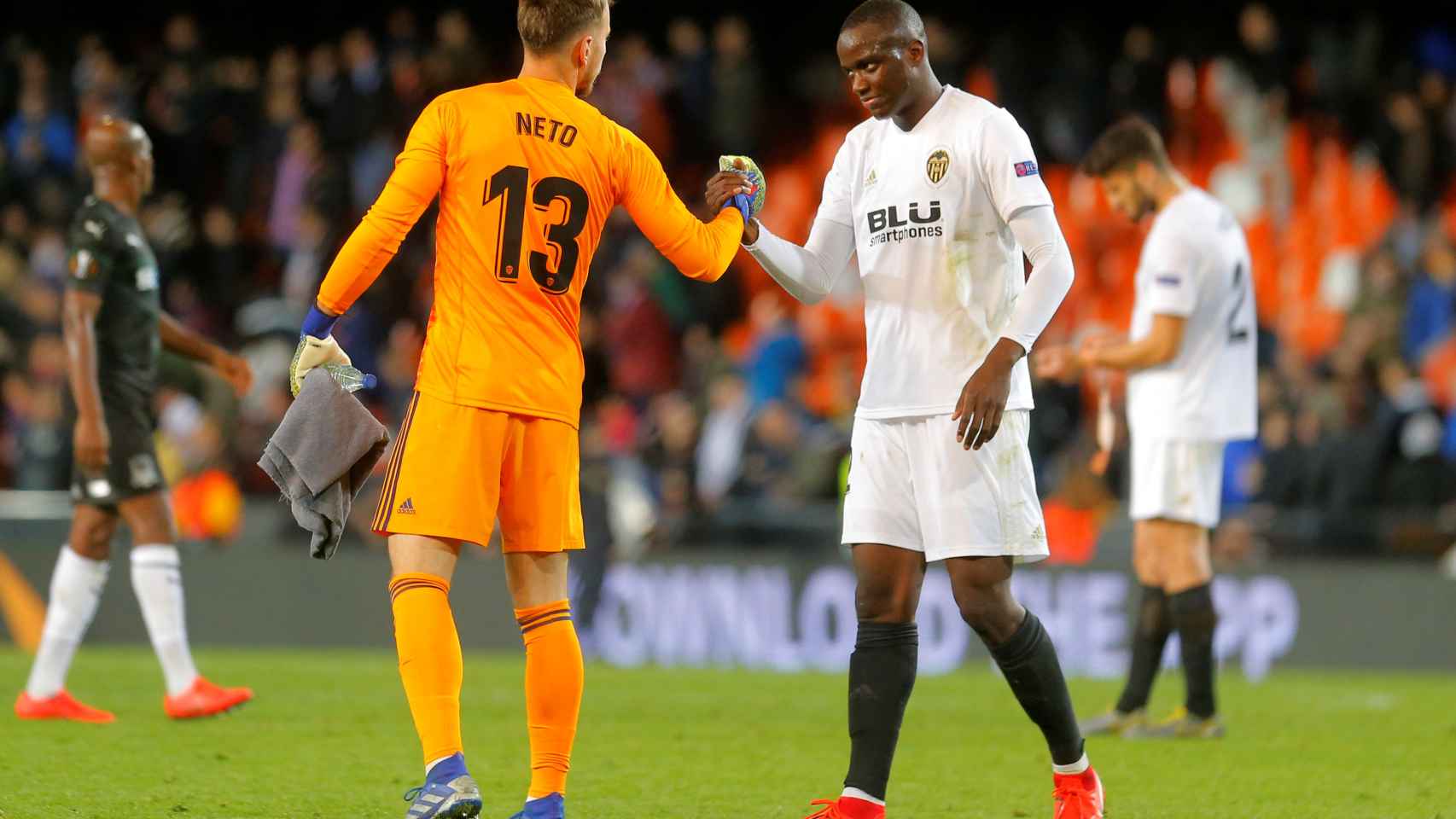 Neto y Diakhaby celebran la victoria del Valencia ante el Krasnodar