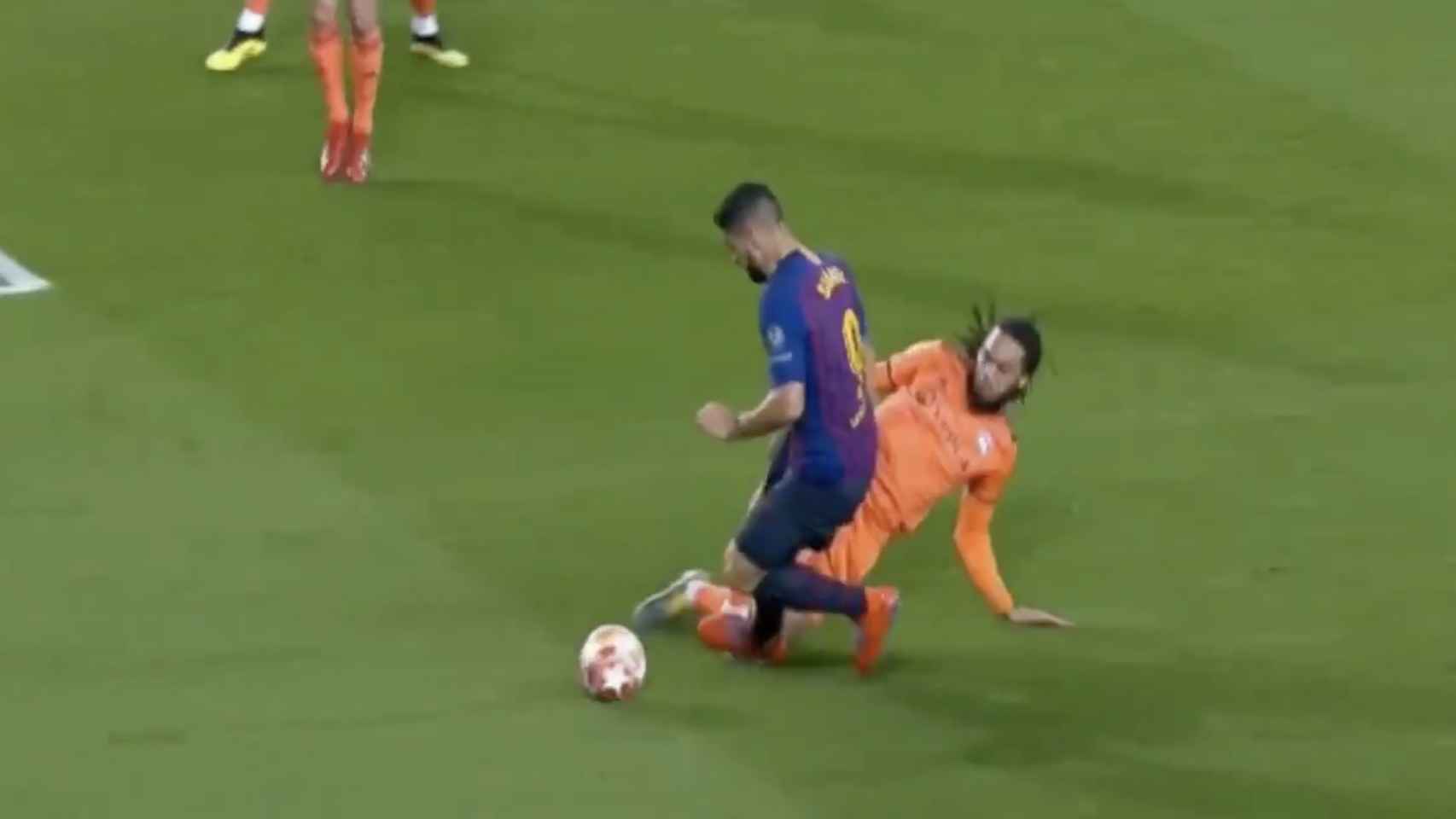 Penalti mal pitado sobre Luis Suárez
