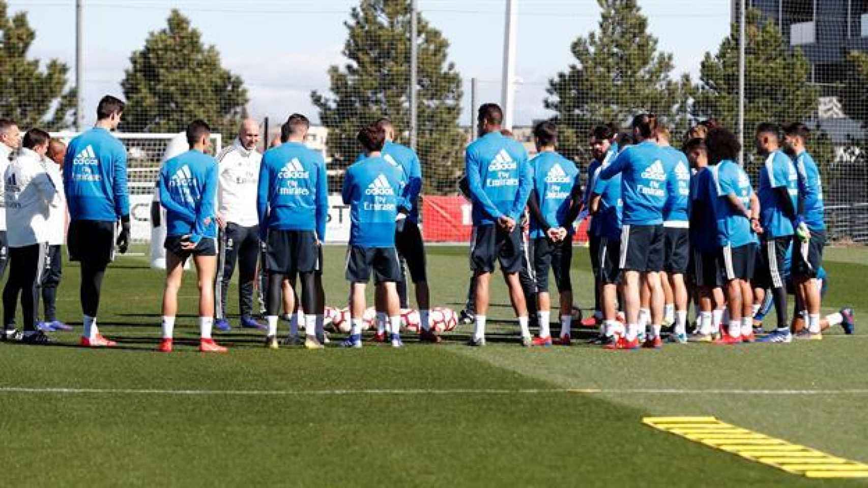 Zidane junto a su cuerpo técnico y jugadores en Valdebebas