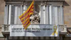 Pancarta a favor de los presos del 'procés' en el balcón del Palau de la Generalitat.