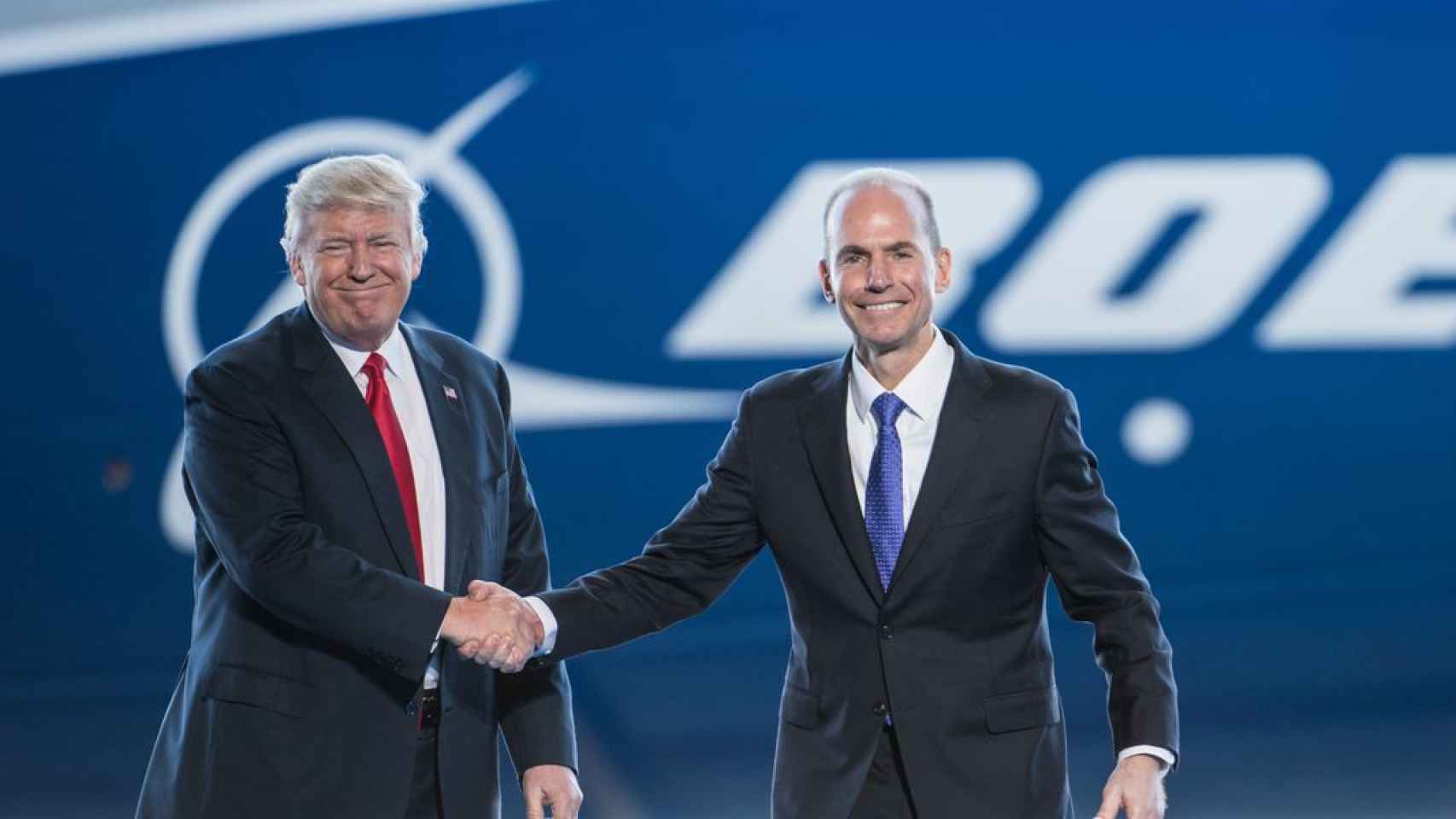 El presidente de EEUU, Donald Trump, junto con el CEO de Boeing, Dennis Muilenberg.
