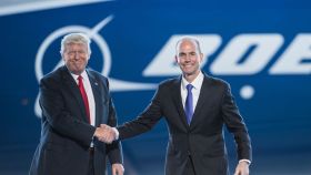 El presidente de EEUU, Donald Trump y el CEO de Boeing, Dennis Muilenberg.