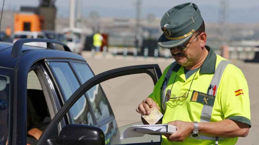 Agente de la Guardia Civil poniendo una multa de tráfico. Foto: EFE