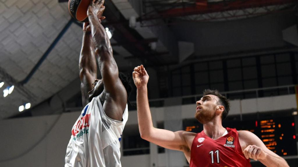 Milutinov en un partido del Olympiacos