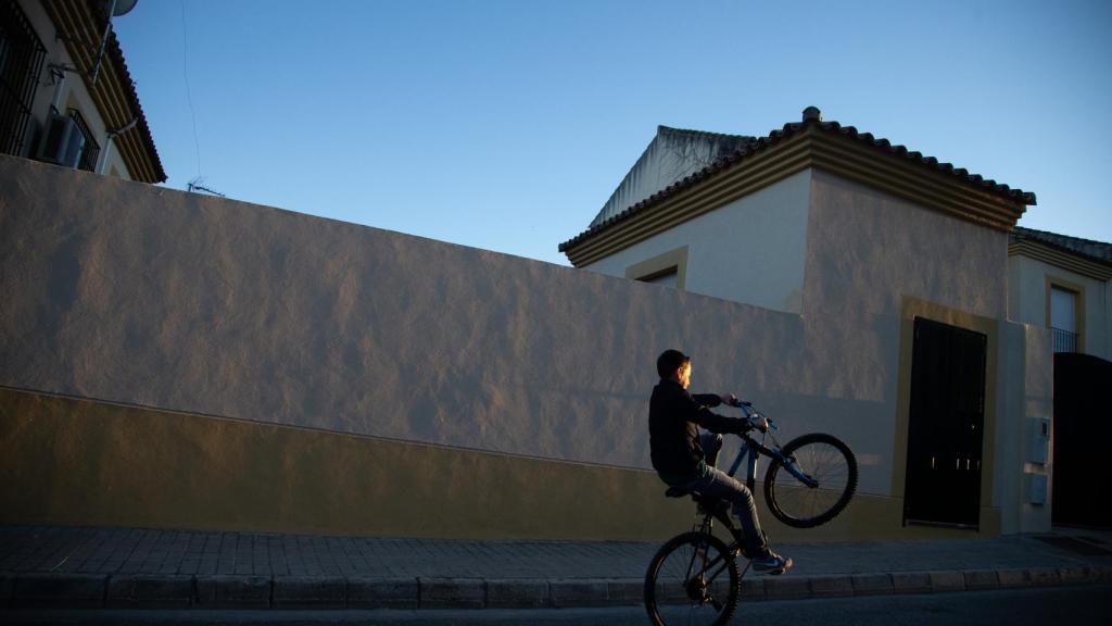 El pequeño, con su bicicleta por las calles de Lebrija, Sevilla.