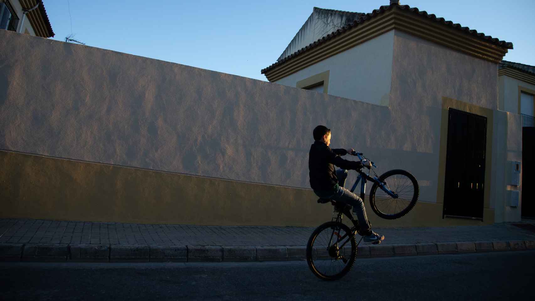 El pequeño, con su bicicleta por las calles de Lebrija, Sevilla.