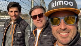Carlos Sainz, Zak Brown y Fernando Alonso
